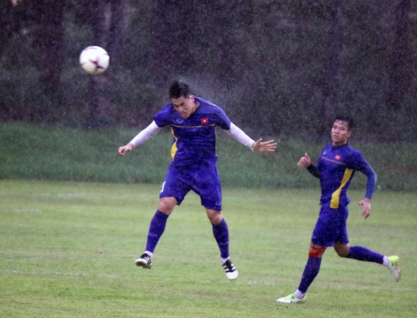 Cơn mưa không thể cản bước chân của các tuyển thủ Việt Nam tập luyện.