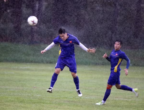 Cơn mưa không thể cản bước chân của các tuyển thủ Việt Nam tập luyện.