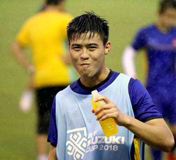 Sự tự tin và tinh thần thoải mái của hậu vệ Duy Mạnh xóa tan mọi suy nghĩ lo lắng của NHM nước nhà.