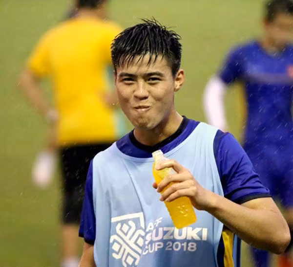 Sự tự tin và tinh thần thoải mái của hậu vệ Duy Mạnh xóa tan mọi suy nghĩ lo lắng của NHM nước nhà.