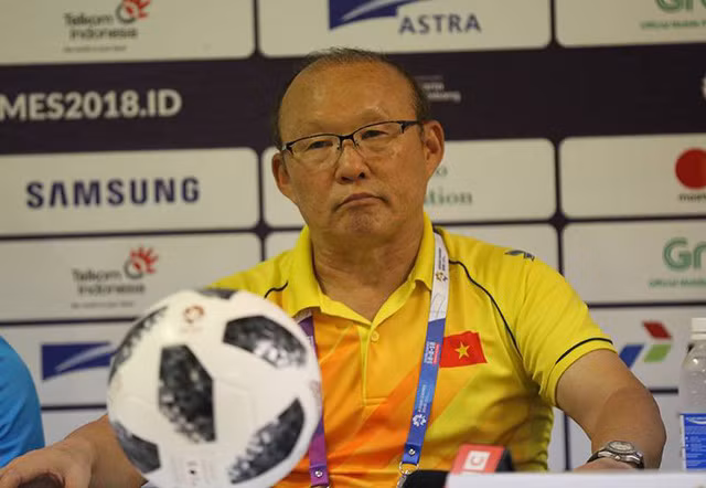Olympic Viet Nam doi dau Han Quoc, HLV Park Hang Seo “ben tinh - ben nghia“?