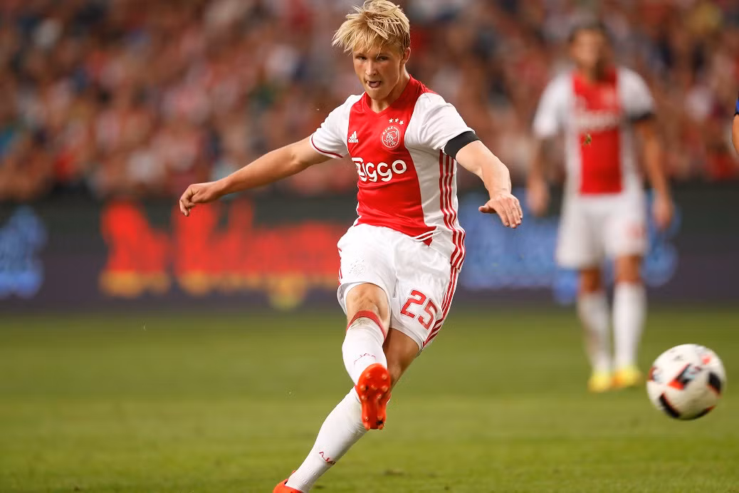 Dortmund đạt thỏa thuận chiêu mộ sao trẻ Ajax: Mới đây, báo chí Đức đưa tin về thông tin chuyển nhượng cầu thủ, Dolberg sẽ chỉ chơi cho Ajax đến hết năm 2017. Khi TTCN mùa Đông mở cửa vào tháng 1/2018, anh sẽ chuyển tới Dortmund. Đây là thông tin khá bất ngờ, khi chỉ vừa ở tuần trước, anh còn chia sẻ sẽ gắn bó với Ajax tới hết mùa giải 2017/18. Ảnh: Goal