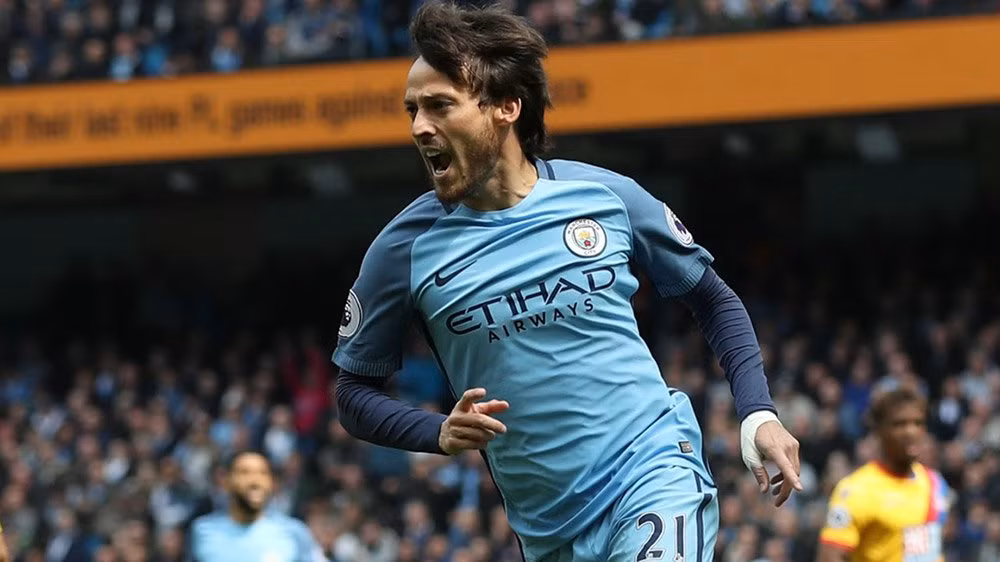 Man City gia hạn với David Silva: Man City đang bắt đầu quá trình đàm phán gia hạn hợp đồng với David Silva, và nhiều khả năng sẽ hoàn tất trước khi bước sang năm mới 2018. Dự kiến, Silva sẽ ký hợp đồng mới cùng Man City đến năm 2020. Hợp đồng hiện tại của cầu thủ người Tây Ban Nha có thời hạn đến 2019. Ảnh: Manchester Evening News