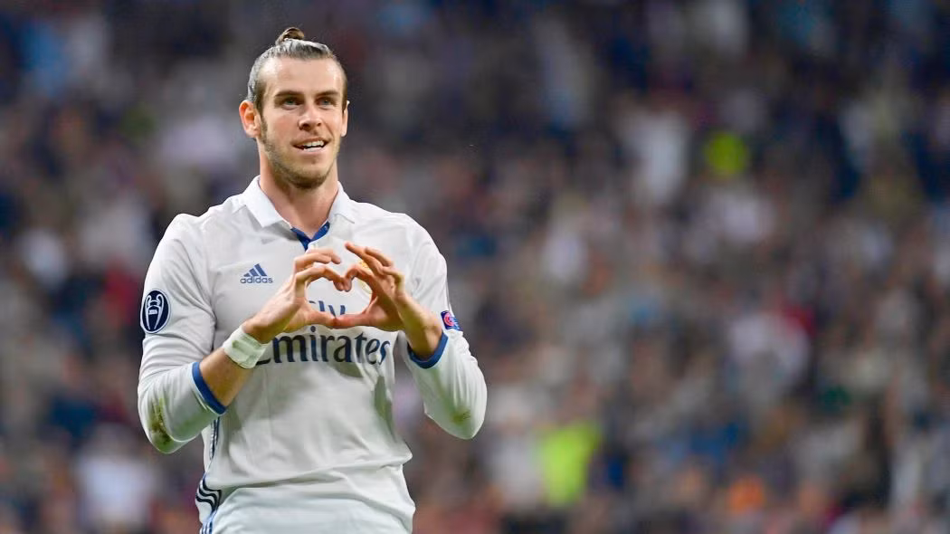 M.U còn 12 tháng nữa để chốt hạ vụ Gareth Bale: Jose Mourinho đã vạch ra kế hoạch tỉ mỉ để chiêu mộ Bale trong vòng 12 tháng tới. Chiến lược gia người Bồ Đào Nha rất cần Bale, một người cực kỳ cơ động ở hành lang cánh để cung cấp cơ hội cho Romelu Lukaku phía trong. Hè này, mức giá được Real đưa ra cho Bale là 90 triệu bảng. Tuy nhiên, với mức tăng tiến của thị trường trong tương lai, M.U phải bỏ ra số tiền rất lớn nếu muốn có Bale trong mùa hè kế tiếp. Ảnh: Ảnh: AS