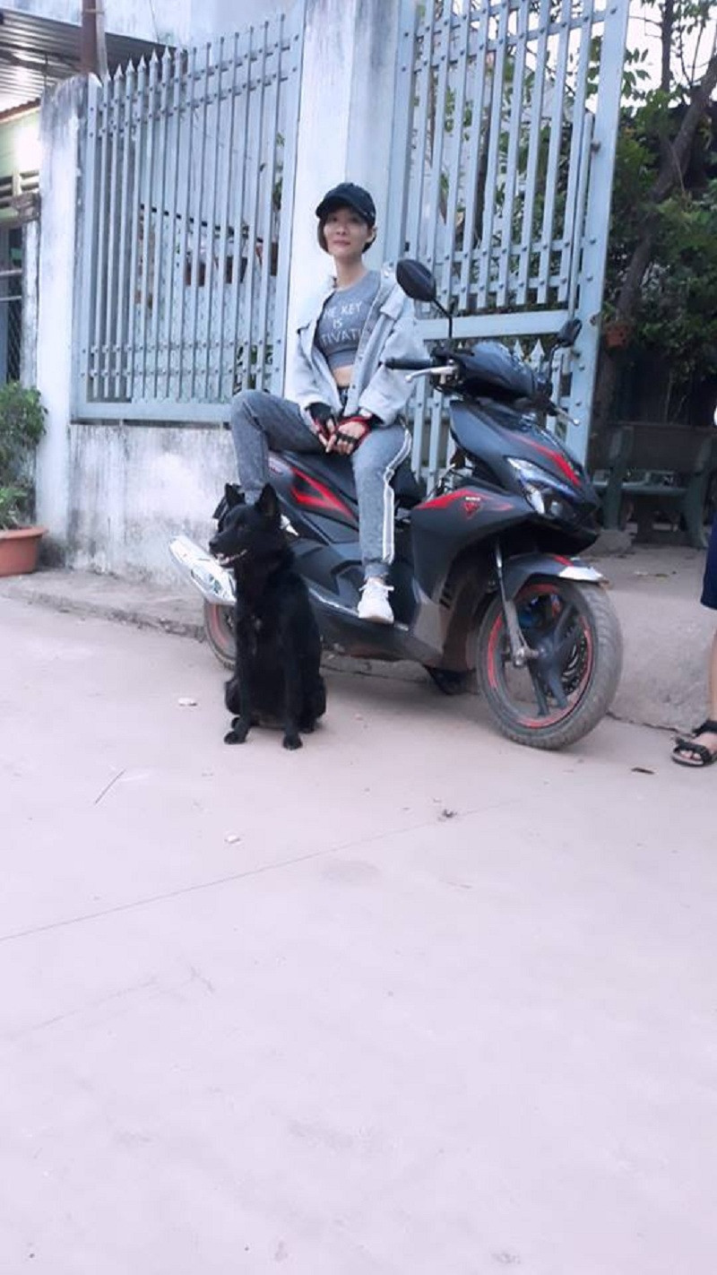 Trong ảnh là 5 anh chàng đang vui vẻ tạo dáng rất ngầu để chuẩn bị chụp ảnh làm kỉ niệm thì bỗng đâu một chú chó chạy tới lọt vào khung hình.