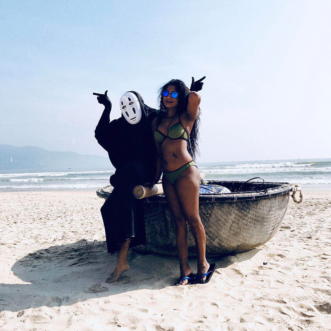 Chia sẻ về bộ ảnh của mình, Mạnh Cường cho biết: "Mình đã từng xem qua và rất yêu thích bộ phim, đặc biệt là nhân vật Vô Diện này! Mình thấy nó đáng yêu dễ sợ, nên quyết định đặt mua bộ đồ này trên mạng với giá 300k để mặc đi du lịch".