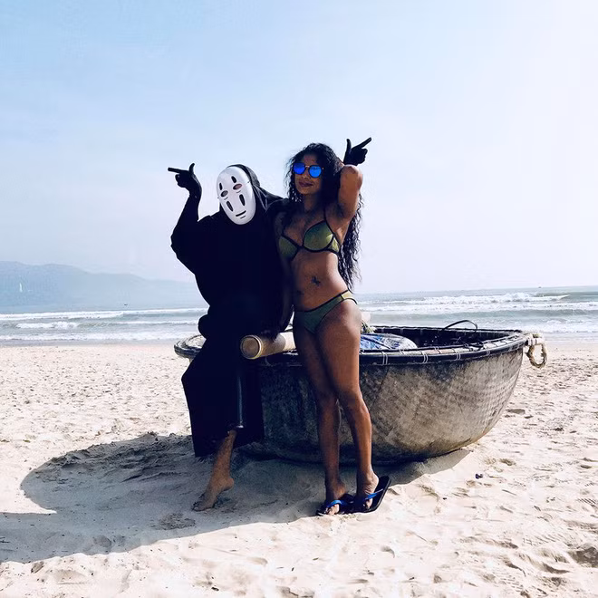 Chia sẻ về bộ ảnh của mình, Mạnh Cường cho biết: "Mình đã từng xem qua và rất yêu thích bộ phim, đặc biệt là nhân vật Vô Diện này! Mình thấy nó đáng yêu dễ sợ, nên quyết định đặt mua bộ đồ này trên mạng với giá 300k để mặc đi du lịch".