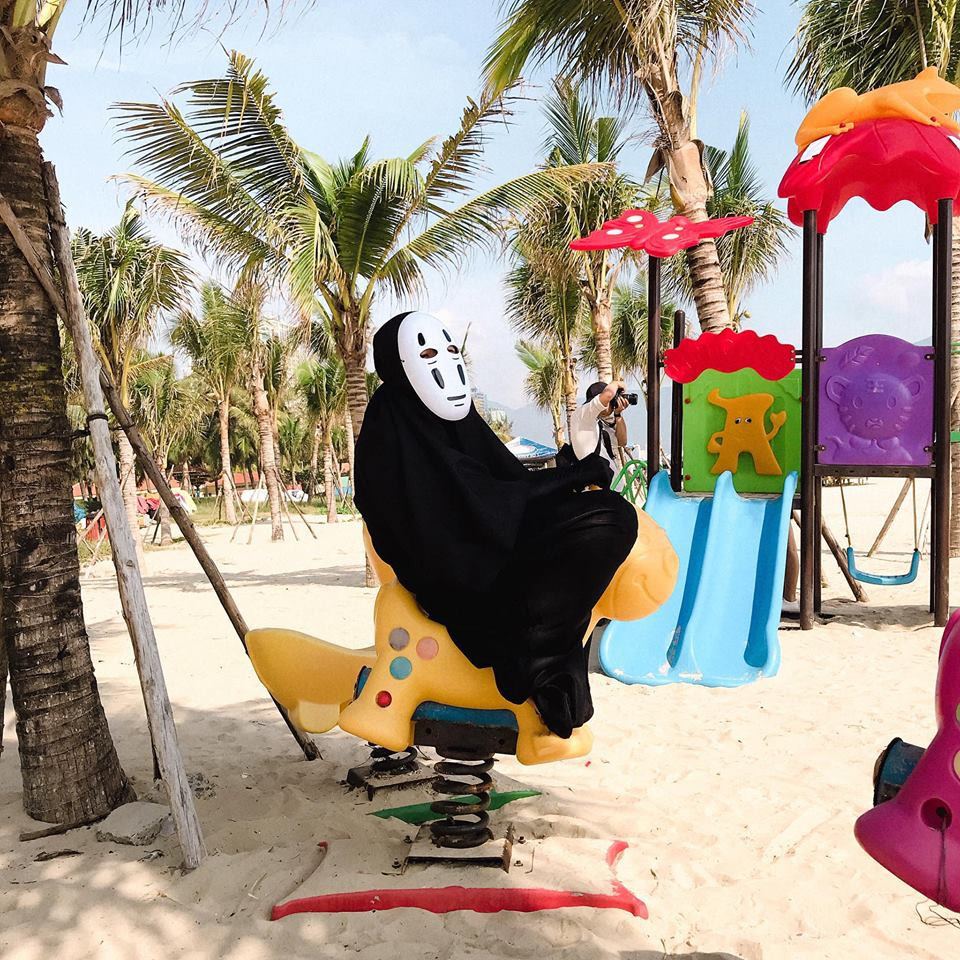 Mới đây, một fanpage nổi tiếng tại Đà Nẵng đã chia sẻ album ảnh một anh chàng mặc bộ đồ Vô Diện và chụp hình tại nhiều điểm đến nổi tiếng khắp Đà Nẵng và Hội An.