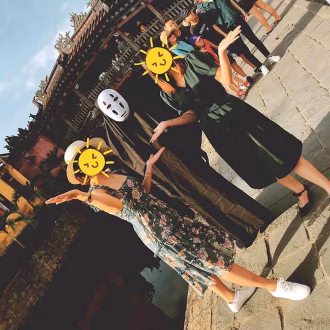 Sự xuất hiện của Vô Diện tại Hội An đã thu hút được nhiều bạn trẻ và nhân vật này đã được kéo lại để chụp những bức ảnh check-in cực hot.