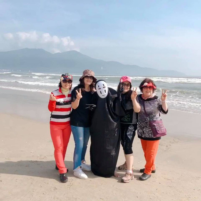 Theo tìm hiểu, chủ nhân của bộ ảnh Vô Diện đi muôn nơi này là Mạnh Cường - một designer ở Nam Định.