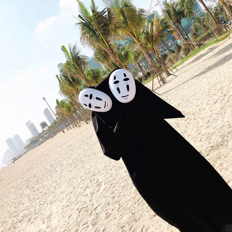 Xuất hiện tại nhiều địa điểm du lịch nổi tiếng ở Đà Nẵng - Hội An, những chú Vô Diện đáng yêu thế này gây ấn tượng với nhiều người xung quanh.