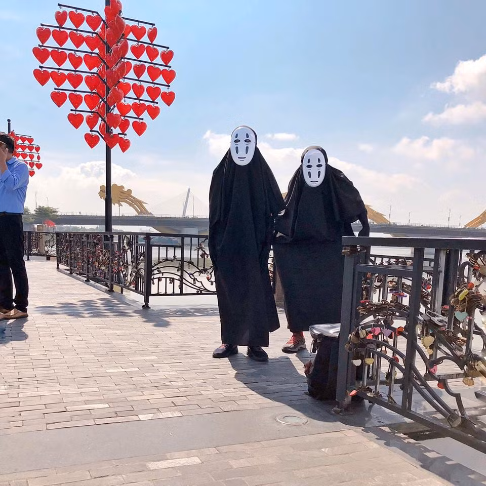 Loạt khoảnh khắc dễ thương của Vô Diện đi du lịch nhanh chóng "gây bão" cộng đồng mạng và khiến người dùng Facebook vào thả icon vui vẻ.