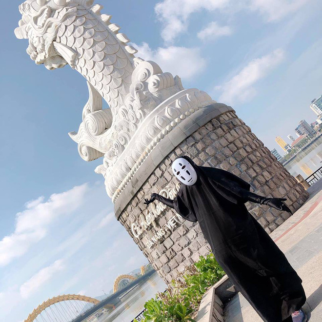 Xuất hiện tại nhiều địa điểm nổi tiếng như cầu Tình Yêu, sông Hàn, tượng cá chép hóa rồng, bãi biển Sơn Trà, chùa Cầu Hội An,… Mạnh Cường bật mí cảm giác mặc bộ đồ Vô Diện này vào chẳng khác gì… trùm chăn giữa tiết trời nắng nóng của thành phố biển.