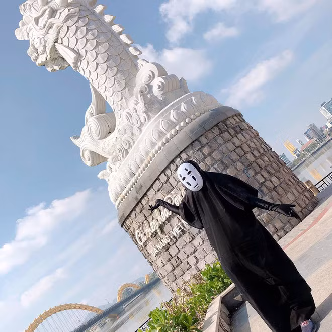 Xuất hiện tại nhiều địa điểm nổi tiếng như cầu Tình Yêu, sông Hàn, tượng cá chép hóa rồng, bãi biển Sơn Trà, chùa Cầu Hội An,… Mạnh Cường bật mí cảm giác mặc bộ đồ Vô Diện này vào chẳng khác gì… trùm chăn giữa tiết trời nắng nóng của thành phố biển.