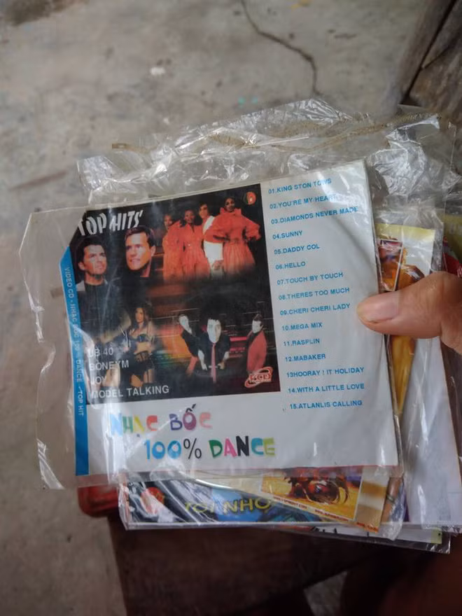 Cho đến thời điểm hiện tại, nhiều bạn trẻ còn lưu lại hàng chồng đĩa CD nhạc trẻ của ngày xưa và đó là công sức nhịn đói, tiết kiệm tiền để mua được.