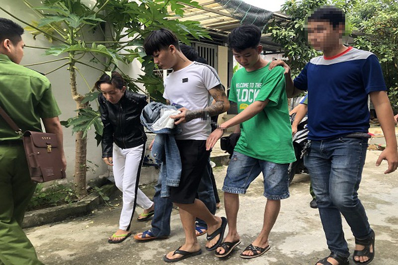 Bat qua tang 2 co gai 'phe' ma tuy cung 4 ga dan ong trong nha nghi