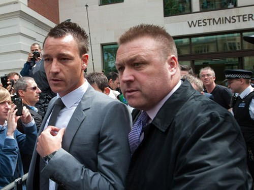 John Terry không chỉ mê gái mà còn mê cờ bạc. Hết đốt tiền vào đua ngựa, đua chó rồi thì bóng đá. Thậm chí, Terry còn là thành viên thường xuyên của thánh địa cờ bạc Las Vegas.