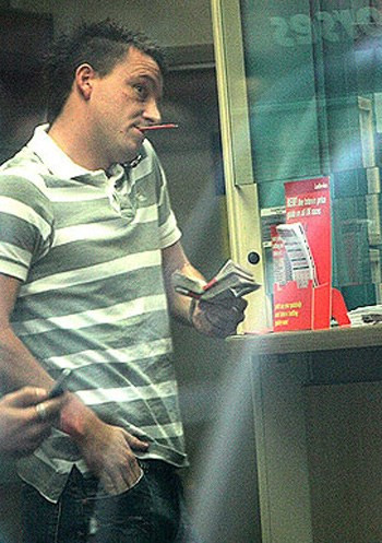 Terry đã mất một phần tài sản khá lớn vào món bài bạc này. Trong vòng 7 năm, trung vệ này đã 4 lần thế chấp tài sản để vay tiền cờ bạc. Hết bán nhà của mình, Terry còn bán cả nhà của mẹ để cờ bạc.