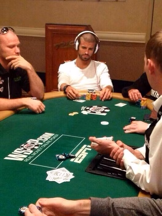 Đồng đội của Neymar ở Barca là Pique cũng là một tay nghiện chơi môn Poker.