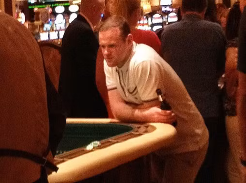 Chỉ trong vòng có 2 giờ tại sòng bạc này, R10 đã đốt sạch 65 ngàn bảng. Cũng phải nhìn lại tiểu sử của R10, năm 2007 anh chàng tiền đạo này có khoản nợ lên tới 700 ngàn bảng và bị báo chí phát giác. Vậy nên, R10 khó lòng có thể bỏ được thói đỏ đen này.