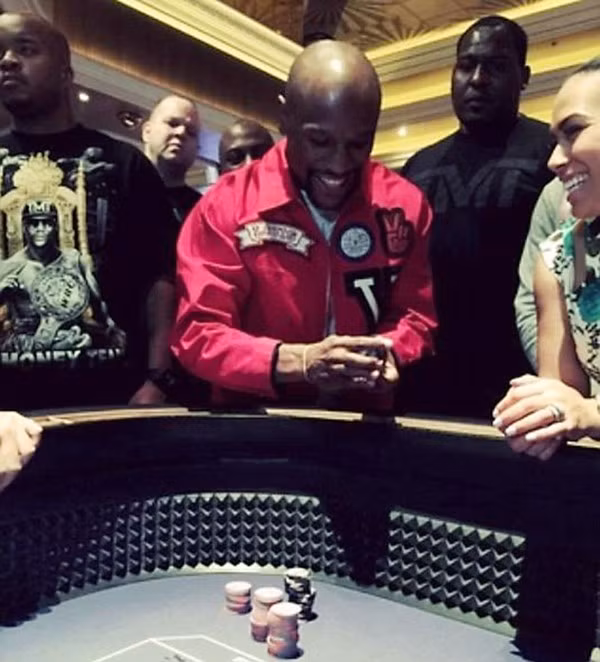 Sau cuộc so găng lịch sử với Pacquiao, Mayweather đã ăn mừng chiến thắng bằng cách đến thẳng casino tại Las Vegas thử vận may tiếp theo của mình.