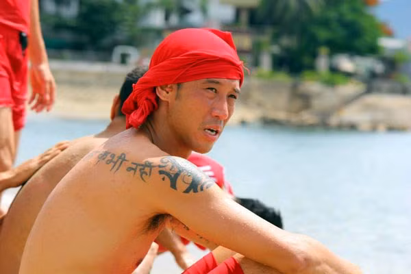 Không chỉ có cầu thủ nước ngoài tàn tạ vì thói mê cờ bạc mà các cầu thủ tại Việt Nam cũng chẳng kém cạnh về độ chơi đỏ đen. Điểm mặt thì Vũ Như Thành là một trong những cái tên hàng đầu. Như Thành là bản hợp đồng đắt giá của Bình Dương, tiền kiếm như nước. Trước chưa cờ bạc thì mua nhà, mua đất, mua xế hộp, nhưng khi đã cờ bạc vào thì Như Thành chẳng còn gì mà đến nỗi còn phải bỏ đá bóng mà đi trốn nợ.