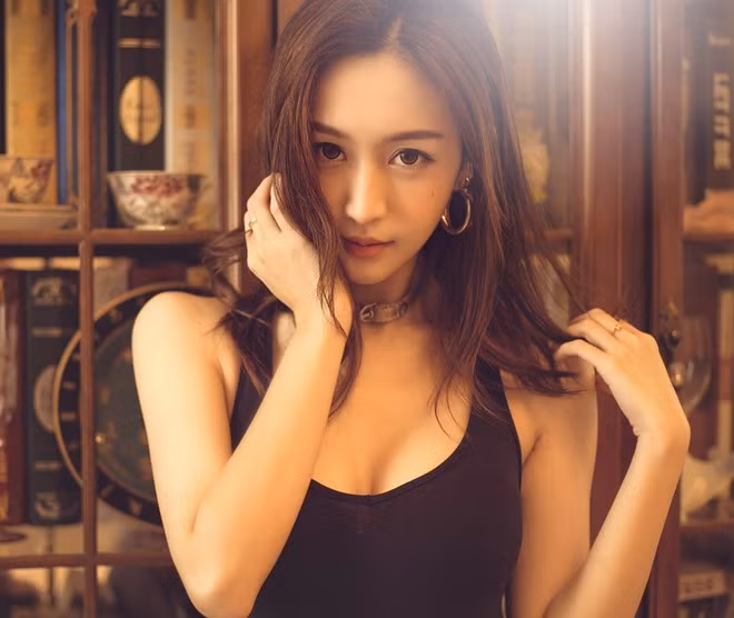 Bước đi này của LokYii theo nhiều người nhận xét rằng cô nàng muốn thoát ra khỏi hình ảnh cá tính để về với sự dịu dàng, nhẹ nhàng và nữ tính của một bà nội trợ "có tâm".