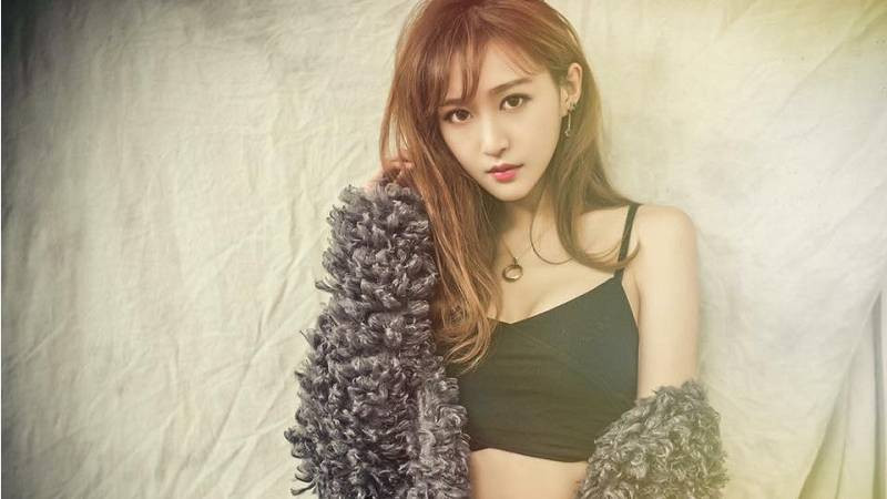 Hình ảnh kín đáo của DJ quyến rũ bậc nhất HongKong khi tham gia show truyền hình nấu ăn đang được cư dân mạng truyền tay nhau chóng mặt.