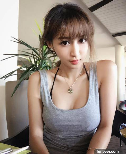 Sự chuyển hướng bất ngờ trong hình ảnh của nữ DJ quyến rũ HongKong khiến dân mạng cảm thấy chóng mắt nhưng thực sự thích thú.