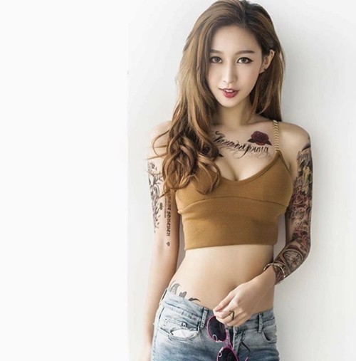 Và ở góc chụp nào, DJ LokYii cũng khoe tối đa vẻ quyến rũ của mình.