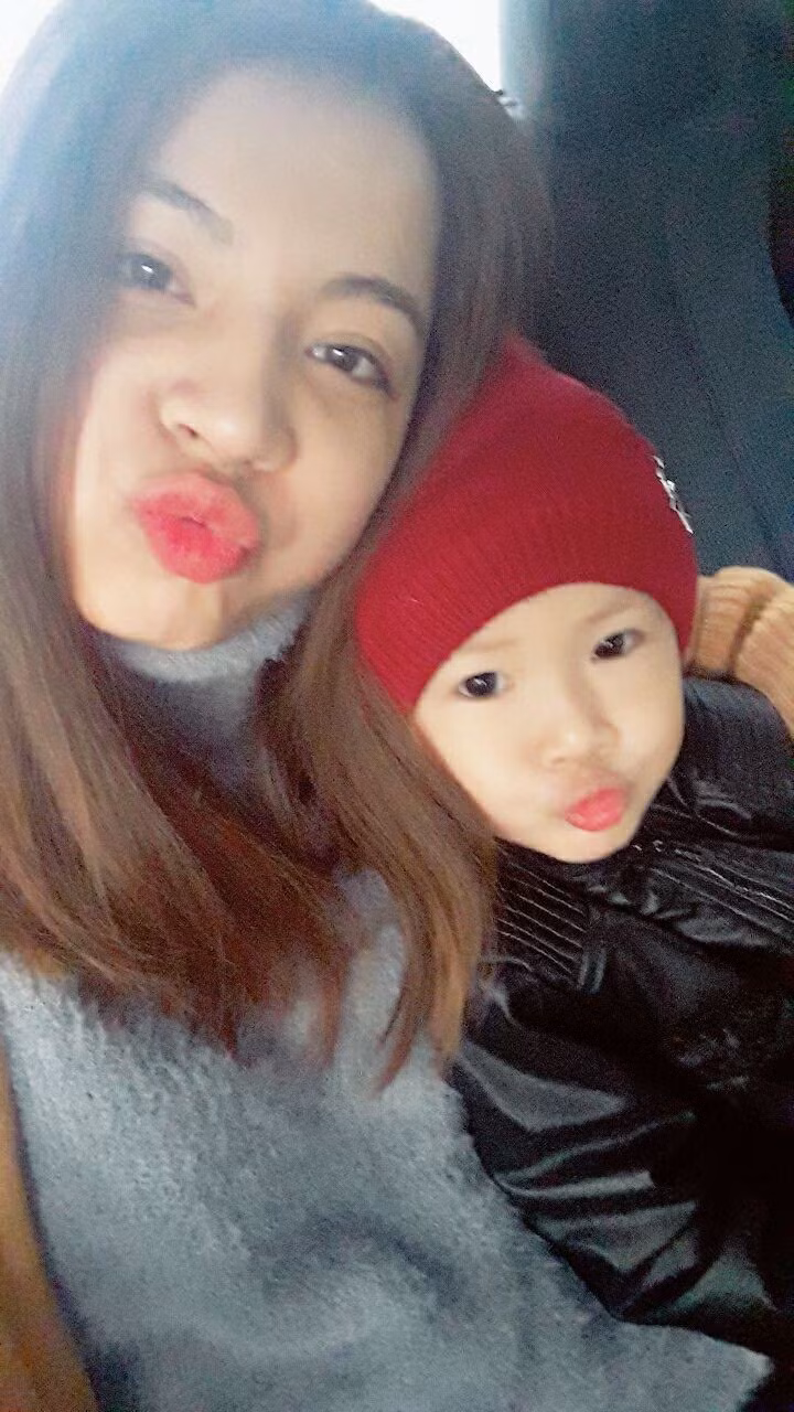 Theo chia sẻ của nickname Hoàng Duy: "Mình cảm thấy cùng cảnh ngộ với bạn gái trên bởi mình đã 28 tuổi mà em gái mình mới có 2 tuổi. Nhiều lúc ra đường bế em gái ruột, người ta bảo là 2 bố con bế nhau đi đâu thế? đến là ngại. Bởi đã vợ con gì đâu mà đã được thăng chức vượt cấp thế".