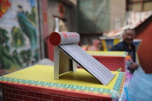 Lo các cụ không có nước nóng tắm ngày mưa, con cháu đốt cả pin năng lượng mặt trời.