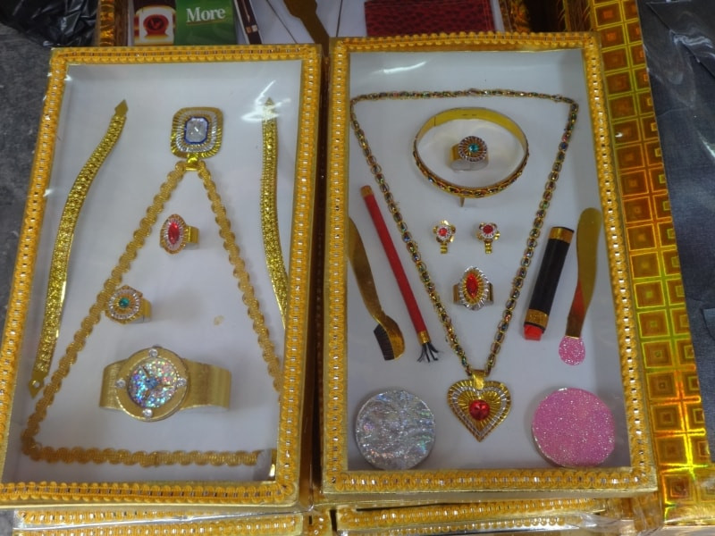 Đá quý, hột xoàn là những vật dụng không thể thiếu trong những đồ lễ mà con cháu gửi xuống cho các cụ.