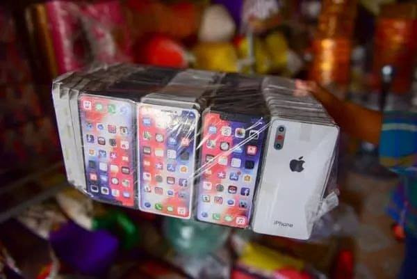 Từ thượng vàng, hạ cám cho đến những đồ dùng công nghệ cũng được "người trần mắt thịt" làm thật giống để hóa cho các cụ đã khuất nơi 9 suối.