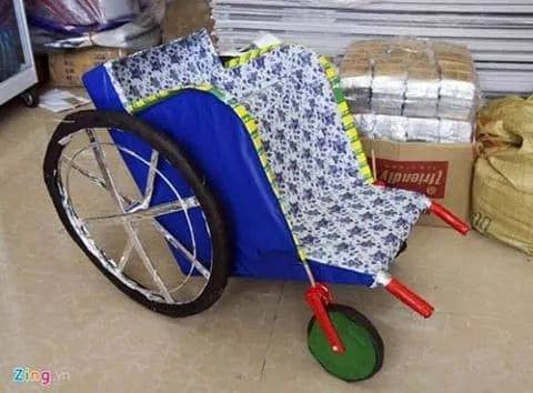 Các cụ xưa thường có câu "trần sao âm vậy" và đến giờ, lứa con cháu áp dụng đúng những gì người xưa nói vào việc hóa vàng trong tháng cô hồn cho những người đã khuất. (Ảnh: Zing)