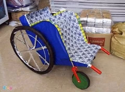 Các cụ xưa thường có câu "trần sao âm vậy" và đến giờ, lứa con cháu áp dụng đúng những gì người xưa nói vào việc hóa vàng trong tháng cô hồn cho những người đã khuất. (Ảnh: Zing)