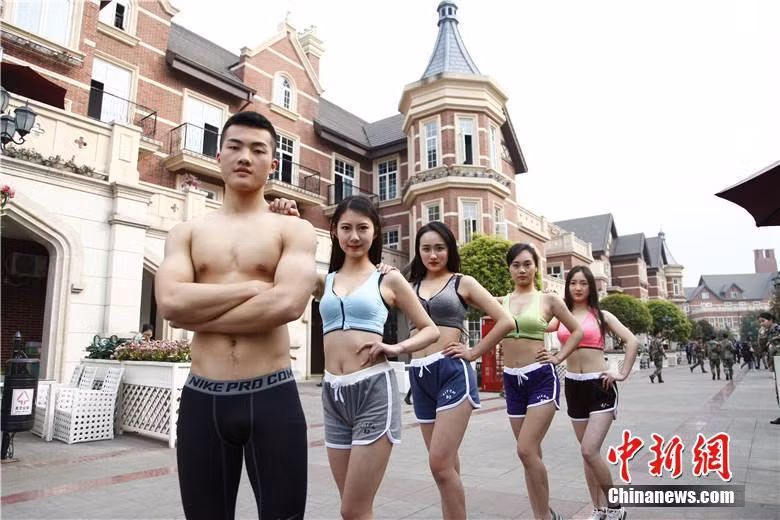 Không chỉ có những cô gái mà rất nhiều ứng sinh là nam giới cũng phải vượt qua phần thử thách với tờ giấy A4 này.