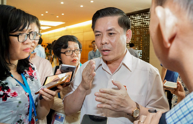 Trao đổi với báo chí bên lề Quốc hội chiều 22-5, bộ trưởng GTVT Nguyễn Văn Thể có giải thích gọi "trạm thu giá" là vì "BOT là một sản phẩm của doanh nghiệp nên họ tự định giá" - Ảnh: VIỆT DŨNG