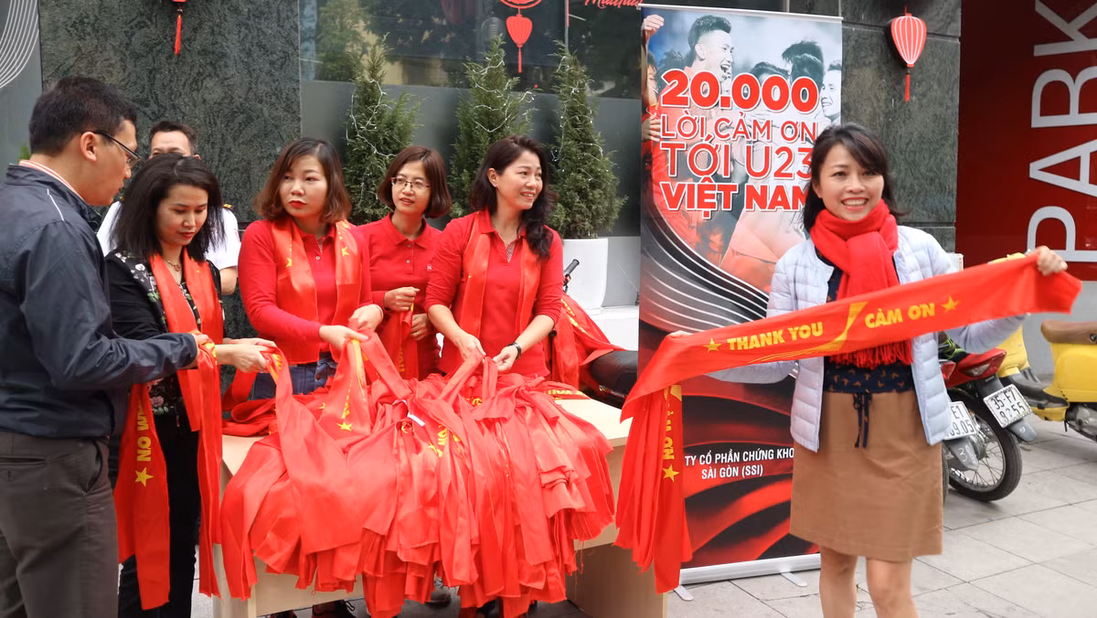 Niềm vui của NHM Việt Nam khi sở hữu chiếc khăn được tặng hoàn toàn miễn phí.