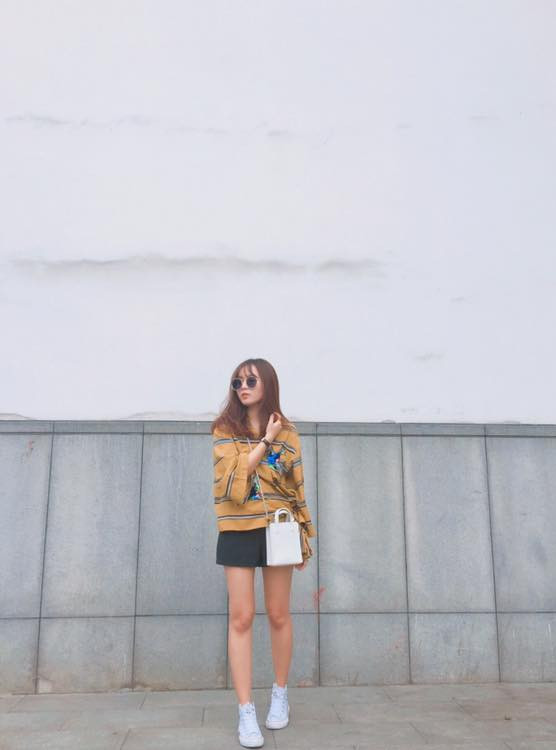 Lò Bảo Linh (Linh Kett) là một trong số cựu hot girl trường Báo chí nổi tiếng trên cộng đồng mạng xã hội. Sau khi tốt nghiệp Học viện Báo chí và Tuyên truyền, cô nàng sinh năm 1995 này đã đi du học Trung Quốc và hiện học ngôn ngữ Trung tại trường ĐH Công nghệ Chiết Giang (Hàng Châu, Trung Quốc).