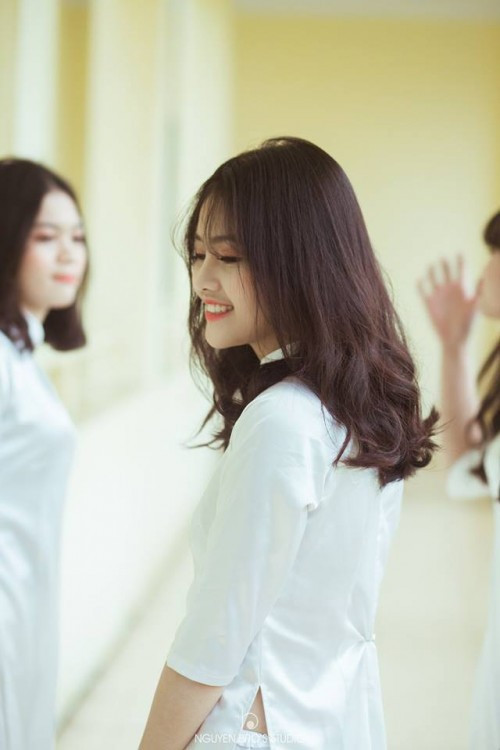 Nhiều dân mạng sau khi ngắm Linh Kiều đã kết luận rằng: "Có một sự thật rằng, nữ sinh Việt Nam ngày càng đẹp, và đẹp nhất là khi diện áo dài trắng cùng mái tóc xõa dịu dàng. Nếu cô nữ sinh ấy có giọng nói truyền cảm, lảnh lót nữa thì còn gì bằng". Ảnh trong bài: FBNV.