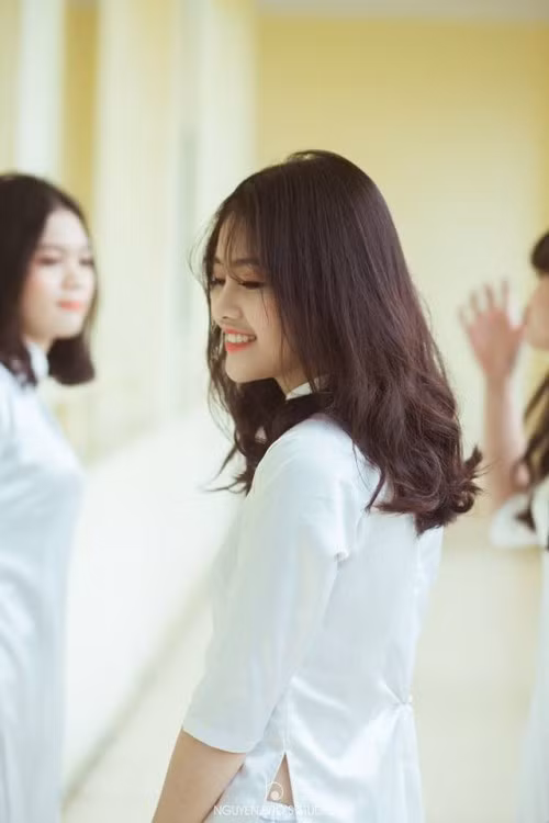 Nhiều dân mạng sau khi ngắm Linh Kiều đã kết luận rằng: "Có một sự thật rằng, nữ sinh Việt Nam ngày càng đẹp, và đẹp nhất là khi diện áo dài trắng cùng mái tóc xõa dịu dàng. Nếu cô nữ sinh ấy có giọng nói truyền cảm, lảnh lót nữa thì còn gì bằng". Ảnh trong bài: FBNV.