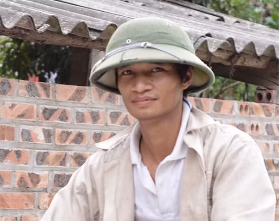 Dù khá kín tiếng về hoàn cảnh gia đình nhưng cũng đã có lần Lệ Rơi kể về gia cảnh vướng vào nhiều nợ nần của mình. Được nhiều người biết đến những hiện tại vẫn chưa có công việc ổn định, thường xuyên nay đây mai đó... "Lệ Rơi bán ổi" được xem là nhân chứng tiêu biểu nhất cho một lớp thanh niên Việt quá tự tin và có phần ảo tưởng với sự "nổi tiếng ảo" trên mạng của mình để rồi bước ra đời và vấp phải vô số thất bại. Ảnh sử dụng trong bài: Facebook nhân vật.