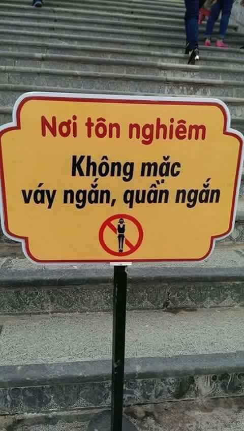Ăn mặc không phù hợp khi đi đến lễ chùa đầu năm, những nơi linh thiêng là chuyện không hề mới trong vài năm qua. Dù các địa điểm tâm linh đã có những biển báo cụ thể về trang phục.