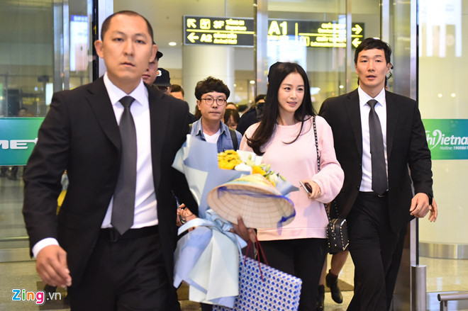 Sau chuyến bay từ sân bay quốc tế Incheon (Hàn Quốc), nữ diễn viên Kim Tae Hee đặt chân tới Hà Nội vào khoảng 22h.
