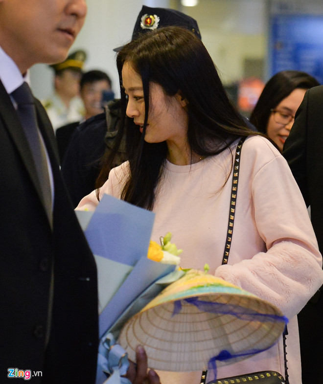 Sau khi sinh con, Kim Tae Hee hạn chế xuất hiện trước truyền thông. Mới đây, người đẹp 38 tuổi rút khỏi công ty Lua Entertainment do gia đình cô quản lý và gia nhập BS Entertainment.