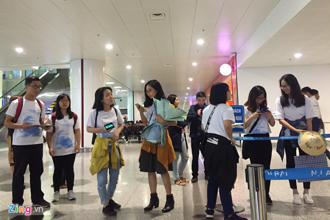 Đáp ứng yêu cầu từ phía Kim Tae Hee, chỉ khoảng 10 người hâm mộ đến đón thần tượng. Họ mang theo nón lá, hoa và khung tranh được bọc cẩn thận.