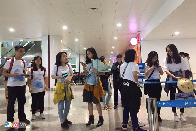 Đáp ứng yêu cầu từ phía Kim Tae Hee, chỉ khoảng 10 người hâm mộ đến đón thần tượng. Họ mang theo nón lá, hoa và khung tranh được bọc cẩn thận.