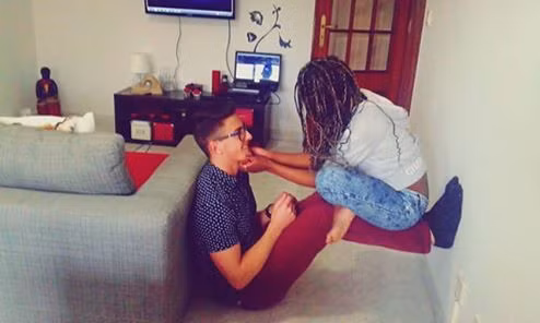 Tuy nhiên, dường như sự chênh lệch về ngoại hình chẳng quá quan trọng khi họ vẫn đang rất hạnh phúc cùng nhau khiến nhiều cư dân mạng vô cùng ghen tỵ.