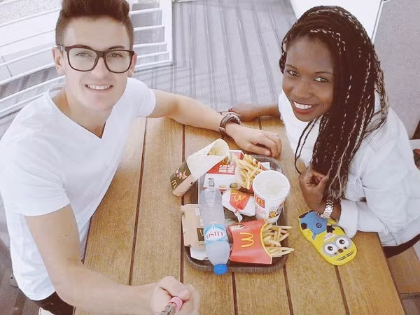 Người ta thường nói rằng, tình yêu thì không phân biệt tuổi tác, ngoại hình hay dân tộc... và cuộc sống hạnh phúc của một cặp đôi chàng xinh nàng xấu được dân mạng chú ý mới đây càng chứng minh câu nói trên là đúng.